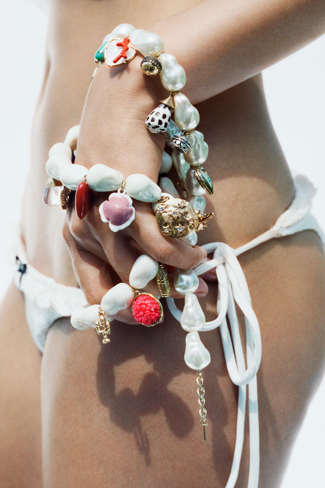 NECKLACE WITH FAUX PEARLS AND CHARMS