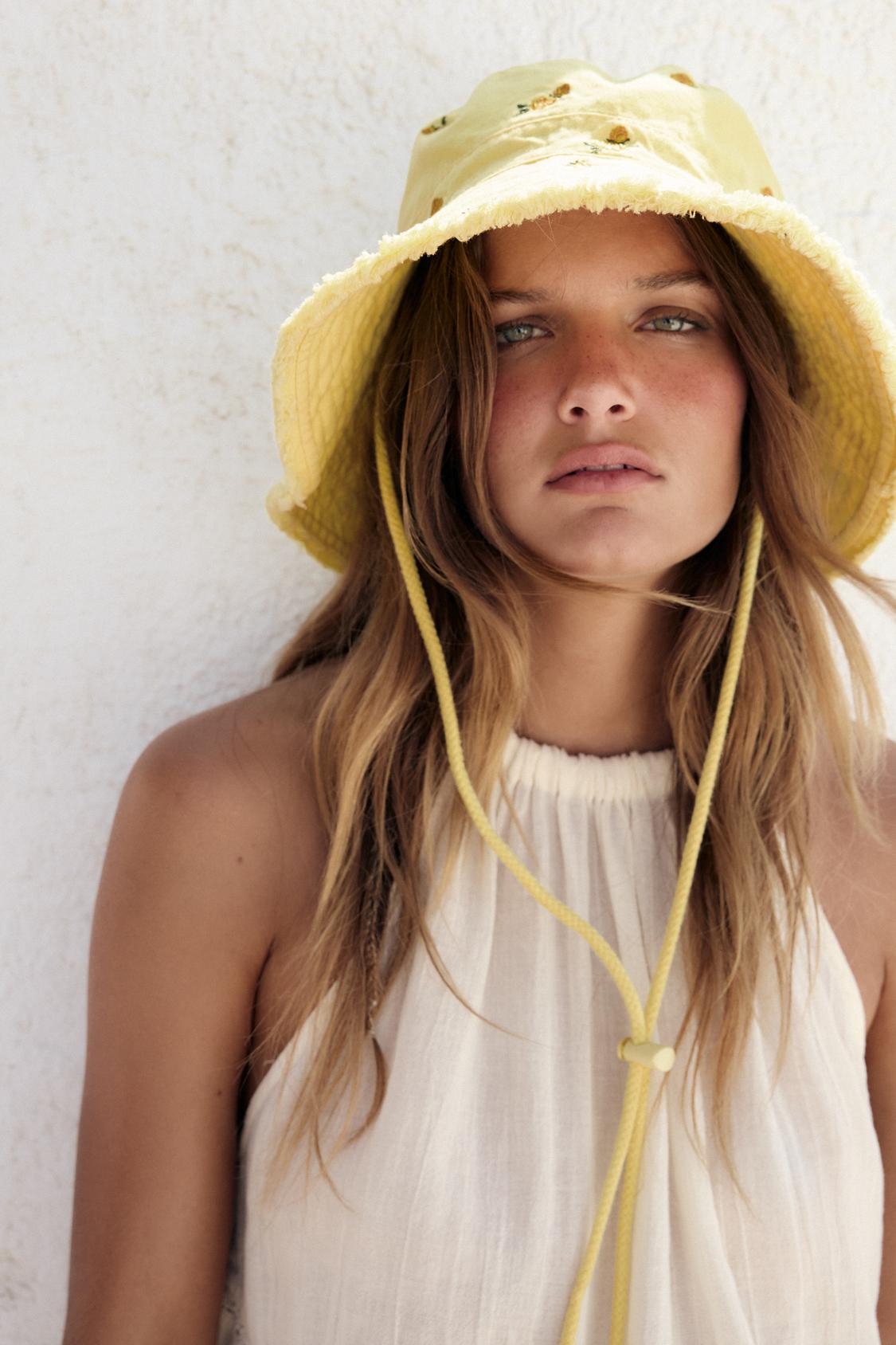 FLORAL EMBROIDERY BUCKET HAT