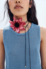 CONTRAST FLOWER ROPE NECKLACE