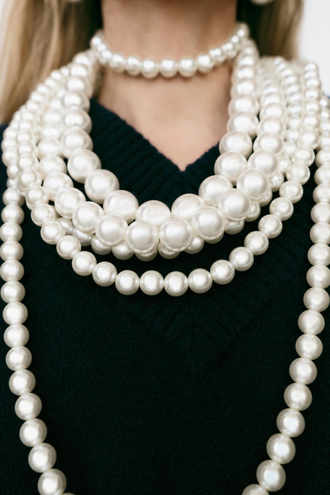 MULTI-STRAND NECKLACE WITH FAUX PEARLS