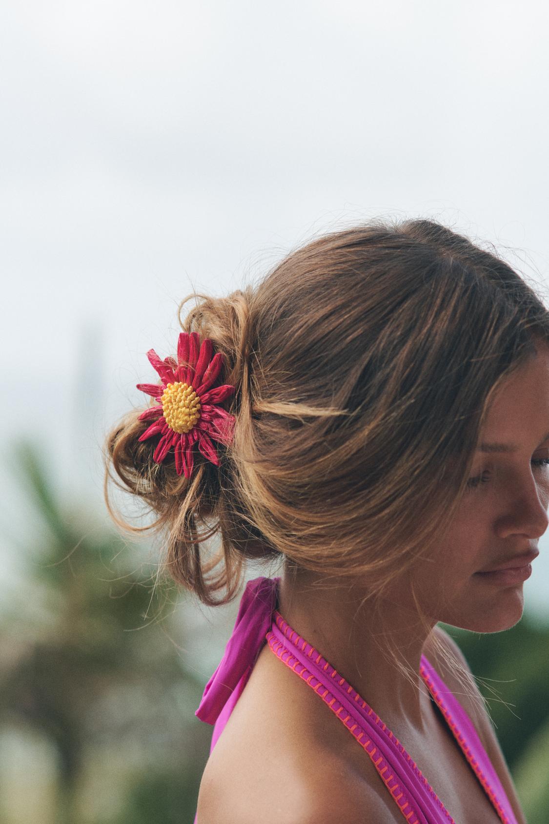 RAFFIA FLOWER SCRUNCHIE