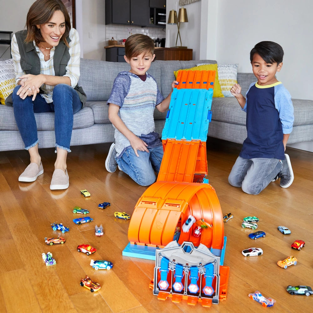 Hot Wheels Track Builder System Race Track Crate with 2 Cars
