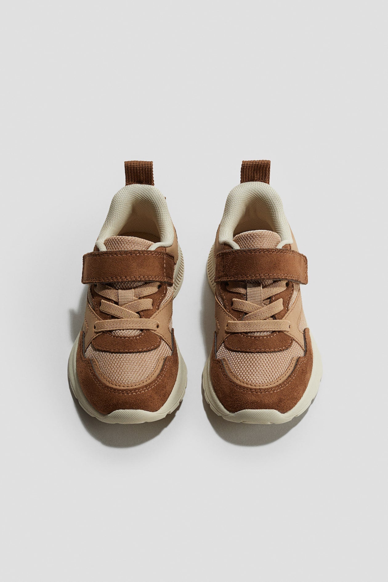 Lightweight-sole trainers