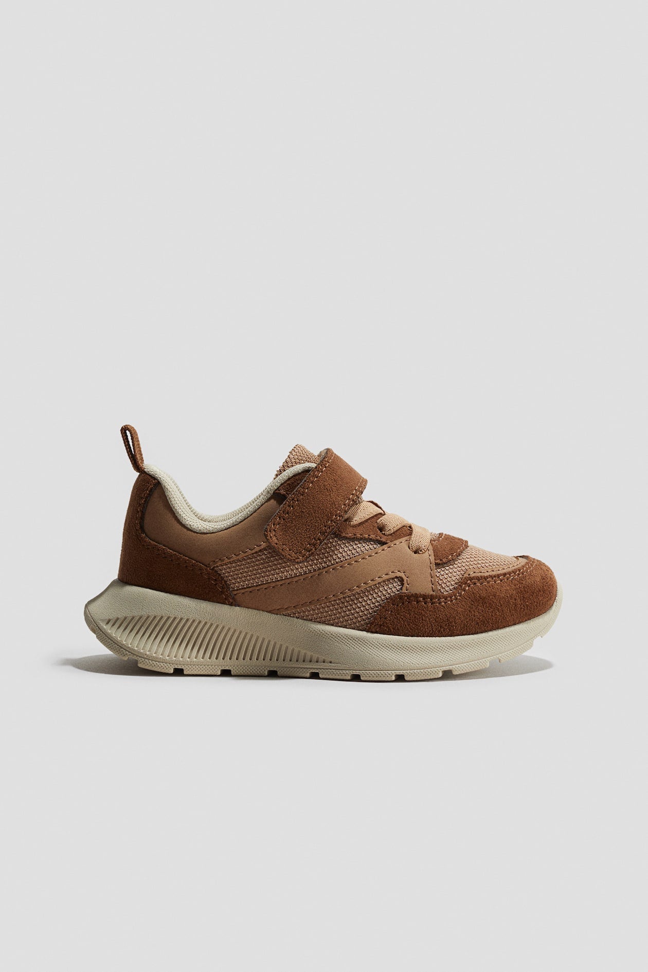 Lightweight-sole trainers