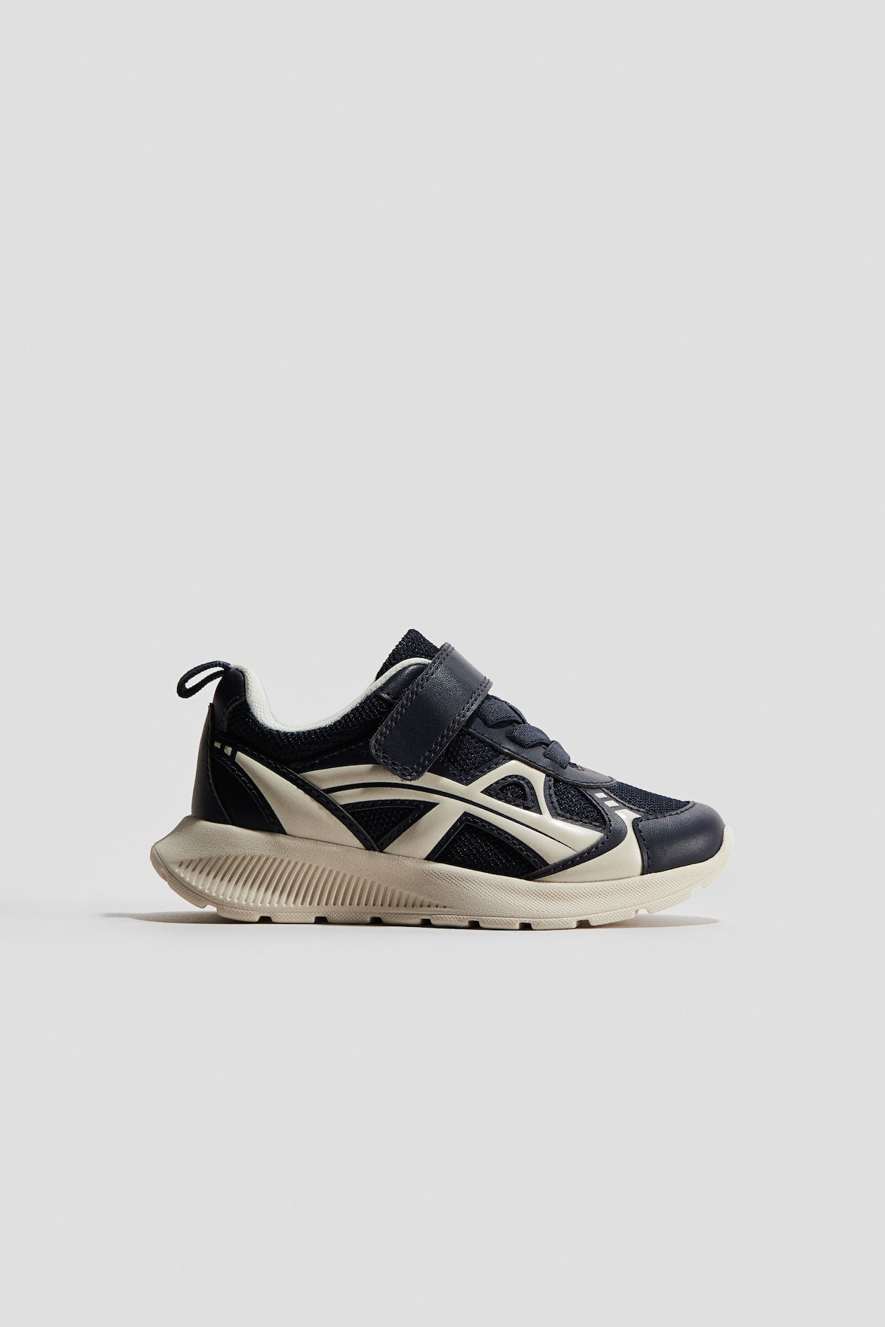 Lightweight-sole trainers