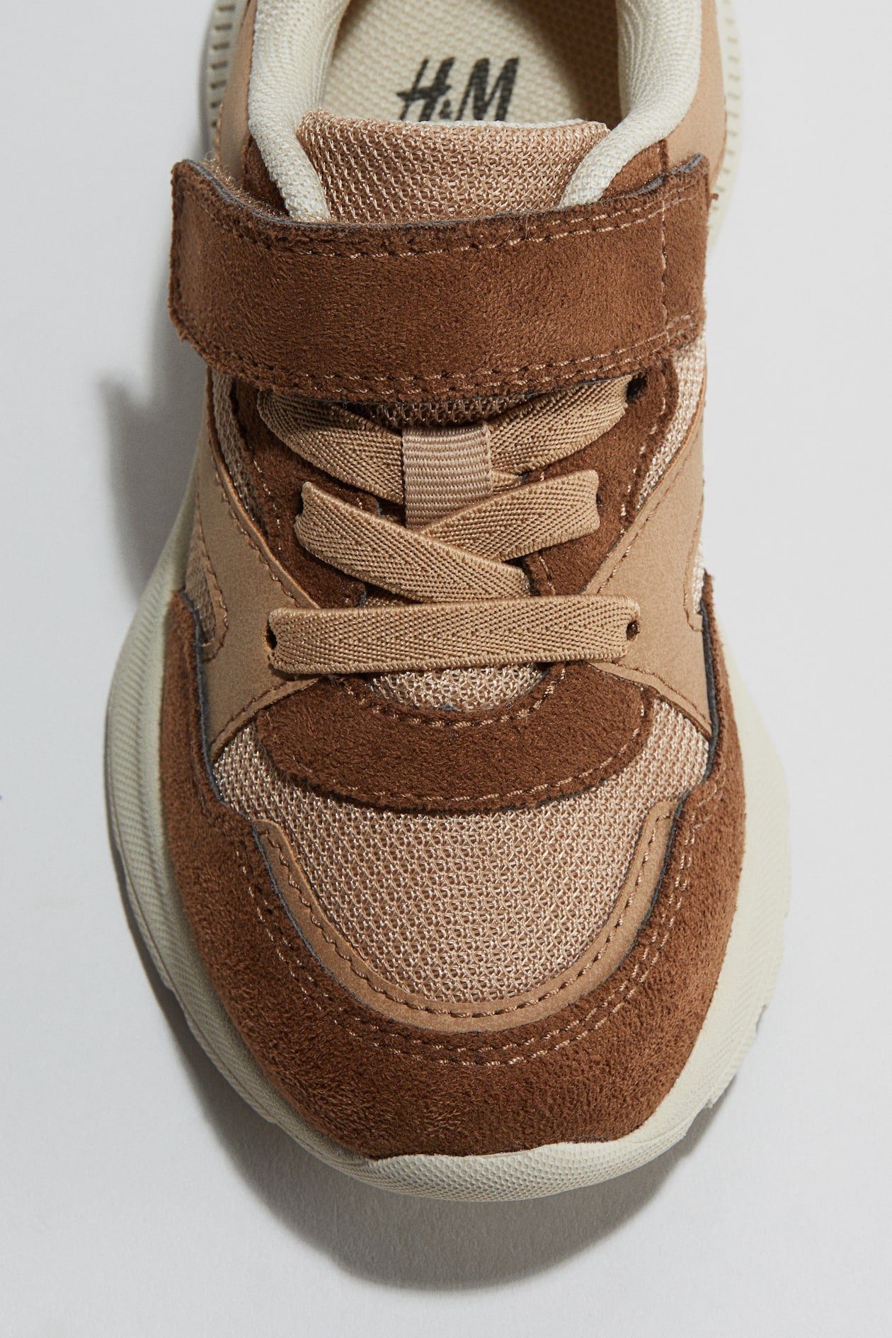 Lightweight-sole trainers