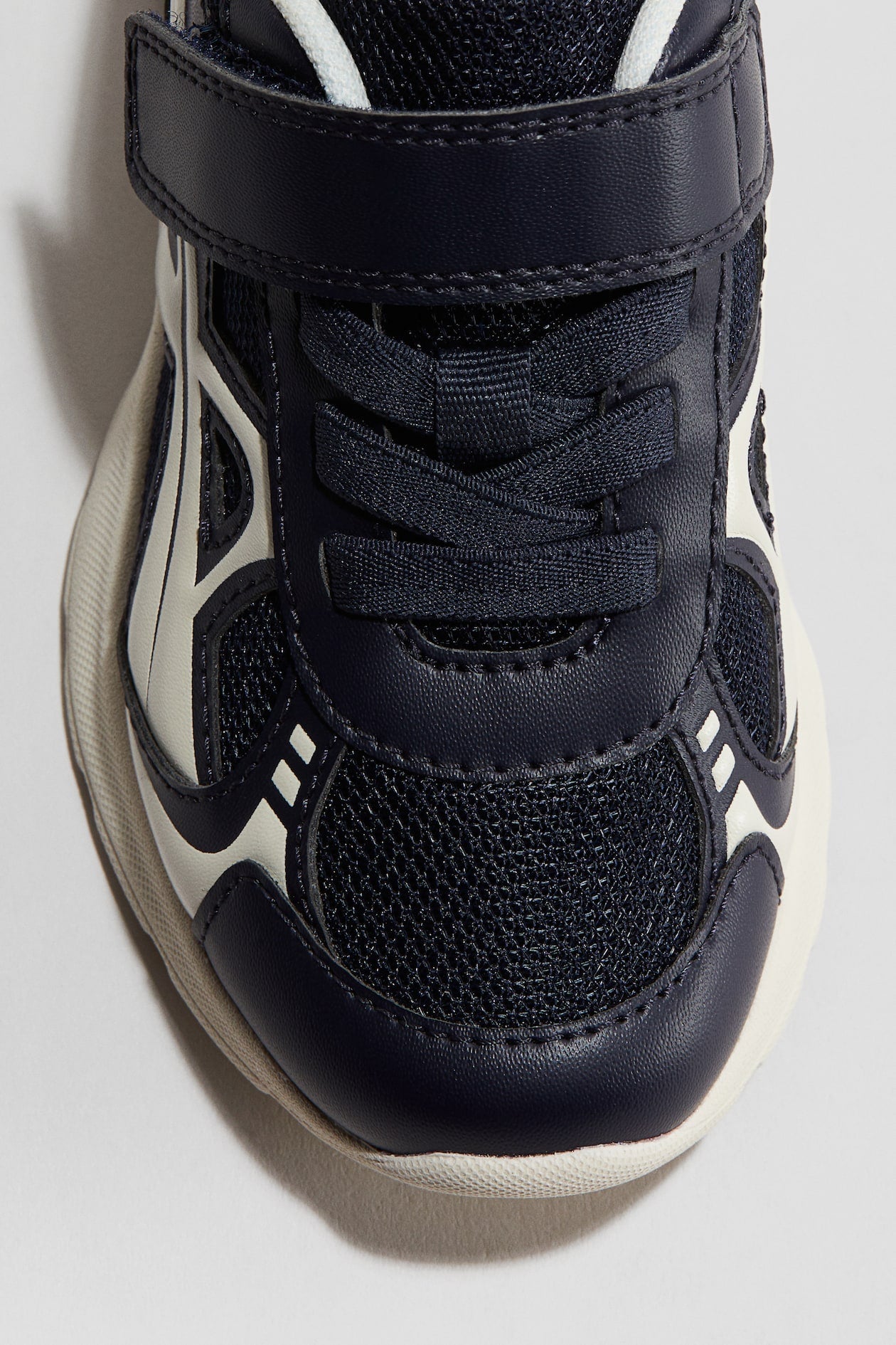 Lightweight-sole trainers